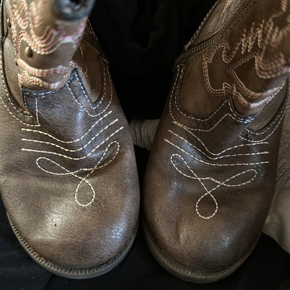 Size 9 cowgirl brown boots - Picture 2 of 2